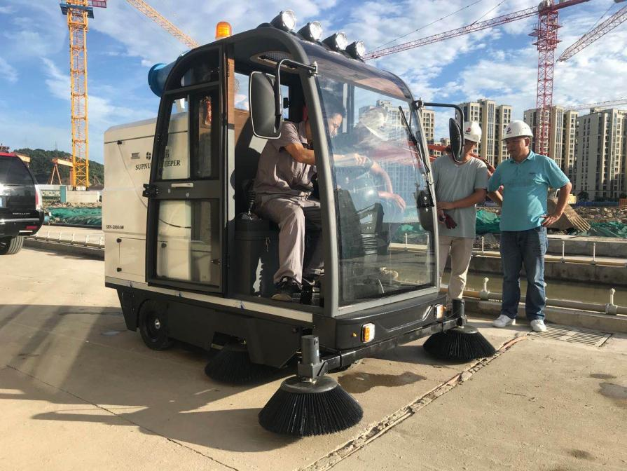 德宏龙海市电动清扫车：现代城市清洁的新解决方案