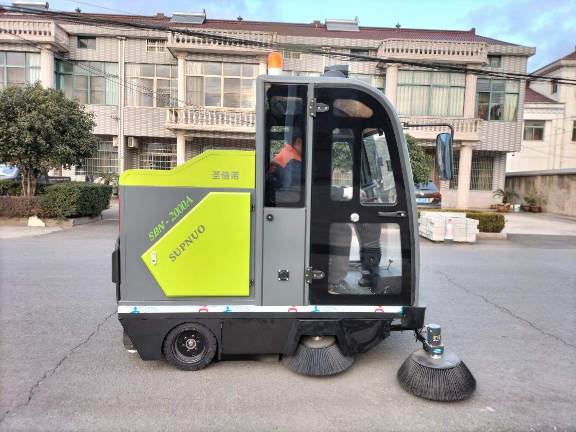 德宏龙马清扫车